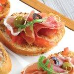 ¿Cómo preparar tapas de pan con jamón serrano y tomate?