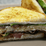 Delicioso sándwich de jamón de pavo con verduras y crema