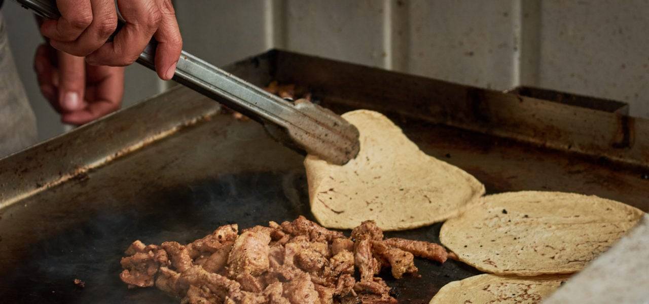 descubre como hacer banderillas de salchicha empanizadas - ¡Descubre cómo hacer banderillas de salchicha empanizadas!