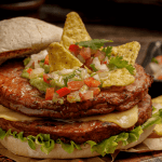 Disfruta de una deliciosa hamburguesa con guacamole casero