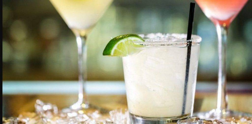 disfruta de una refrescante margarita en las rocas - Disfruta de una refrescante Margarita en las Rocas