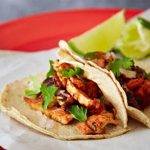 ¡Disfruta de unos sabrosos tacos de pollo al pastor caseros!