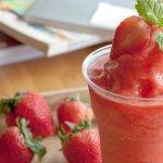 ¿Prueba un delicioso frappé de frutos rojos hoy?