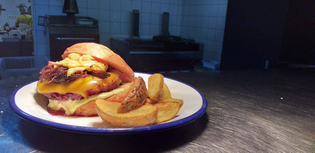 sorprendente hamburguesa rellena de queso envuelta en tocino - ¡Sorprendente hamburguesa rellena de queso envuelta en tocino!