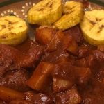 ¡Sorpréndete con bistec de res en salsa roja y papas!